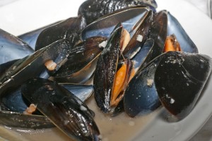 A dish of mussels cooked with black pepper